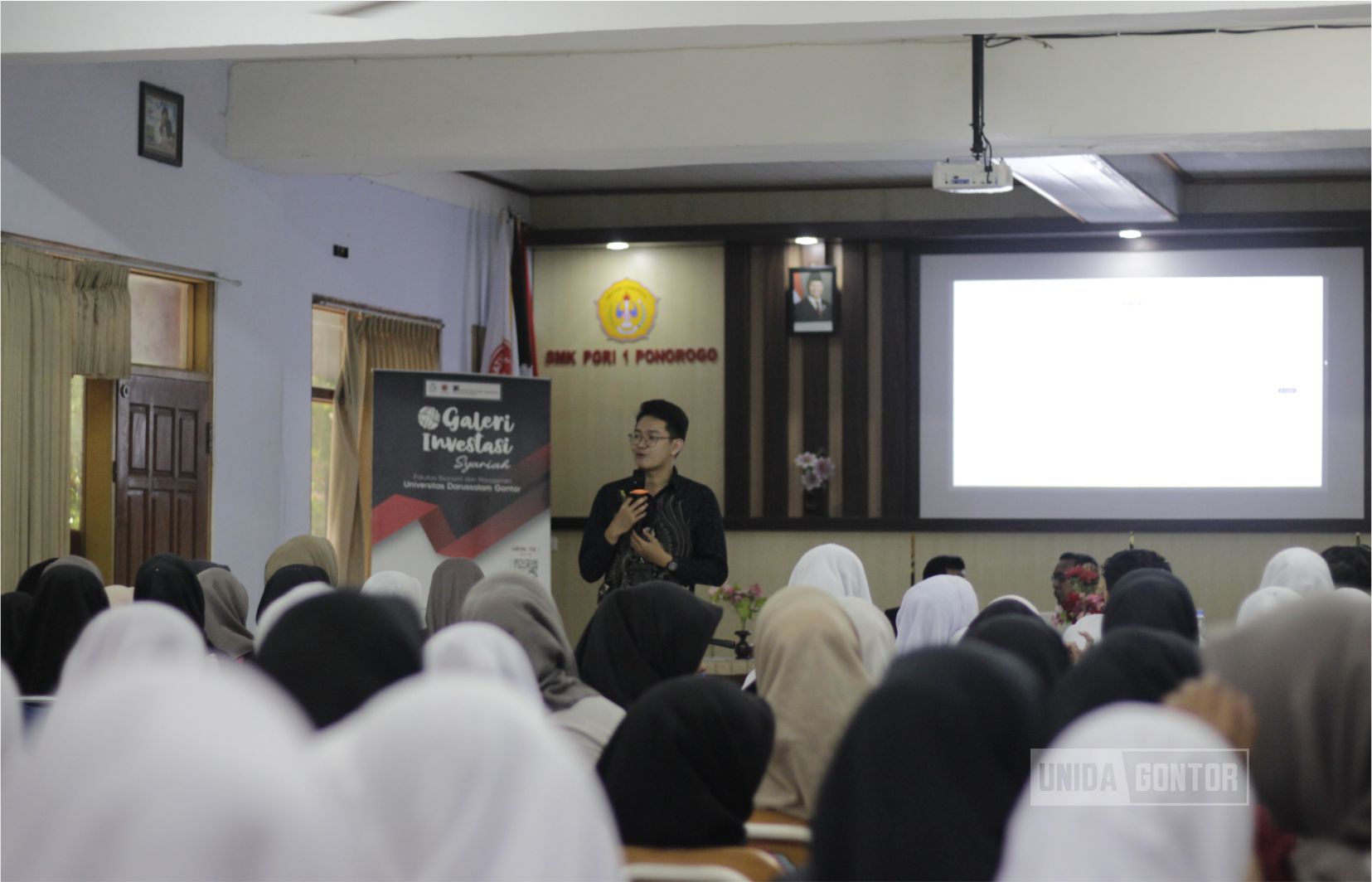 Kegiatan literasi pasar modal syariah GIS UNIDA Gontor bersama BEI Jateng 2 dan OJK Kediri di sekolah-sekolah Ponorogo; pemaparan materi dan interaksi peserta.