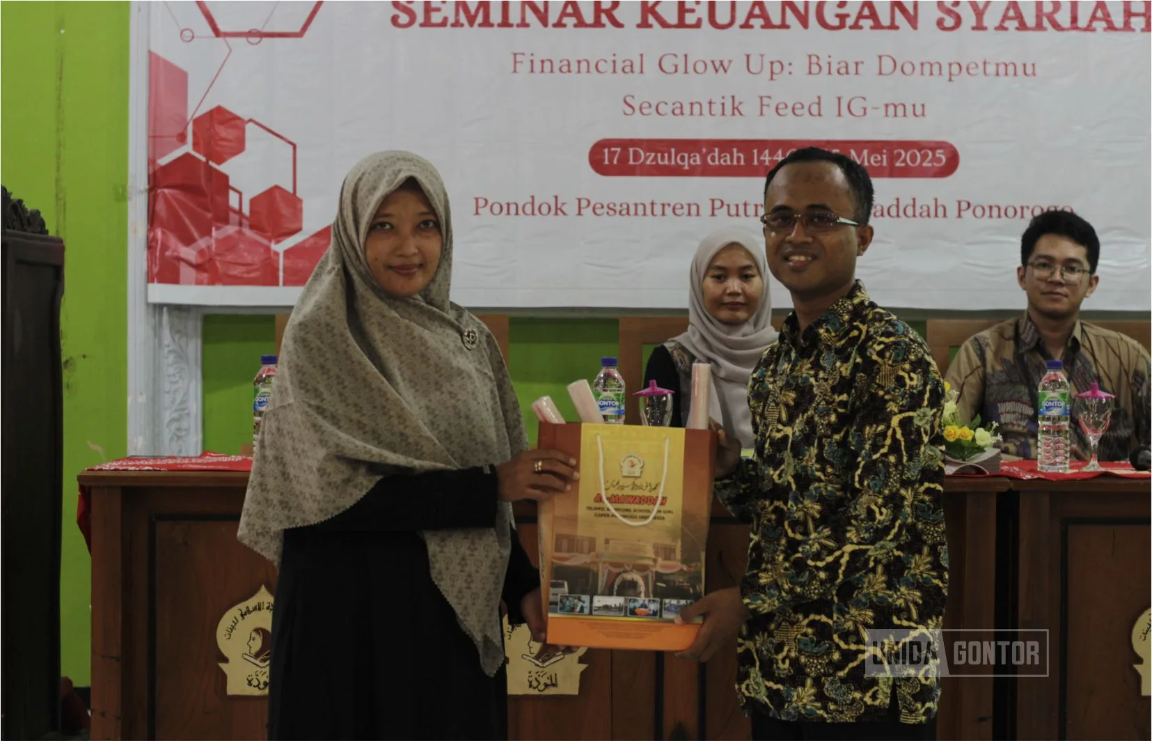 Kegiatan literasi pasar modal syariah GIS UNIDA Gontor bersama BEI Jateng 2 dan OJK Kediri di sekolah-sekolah Ponorogo; pemaparan materi dan interaksi peserta.
