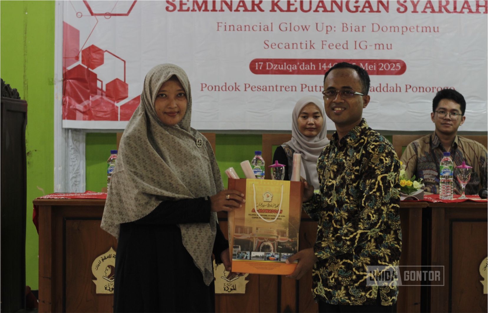 Kegiatan literasi pasar modal syariah GIS UNIDA Gontor bersama BEI Jateng 2 dan OJK Kediri di sekolah-sekolah Ponorogo; pemaparan materi dan interaksi peserta.
