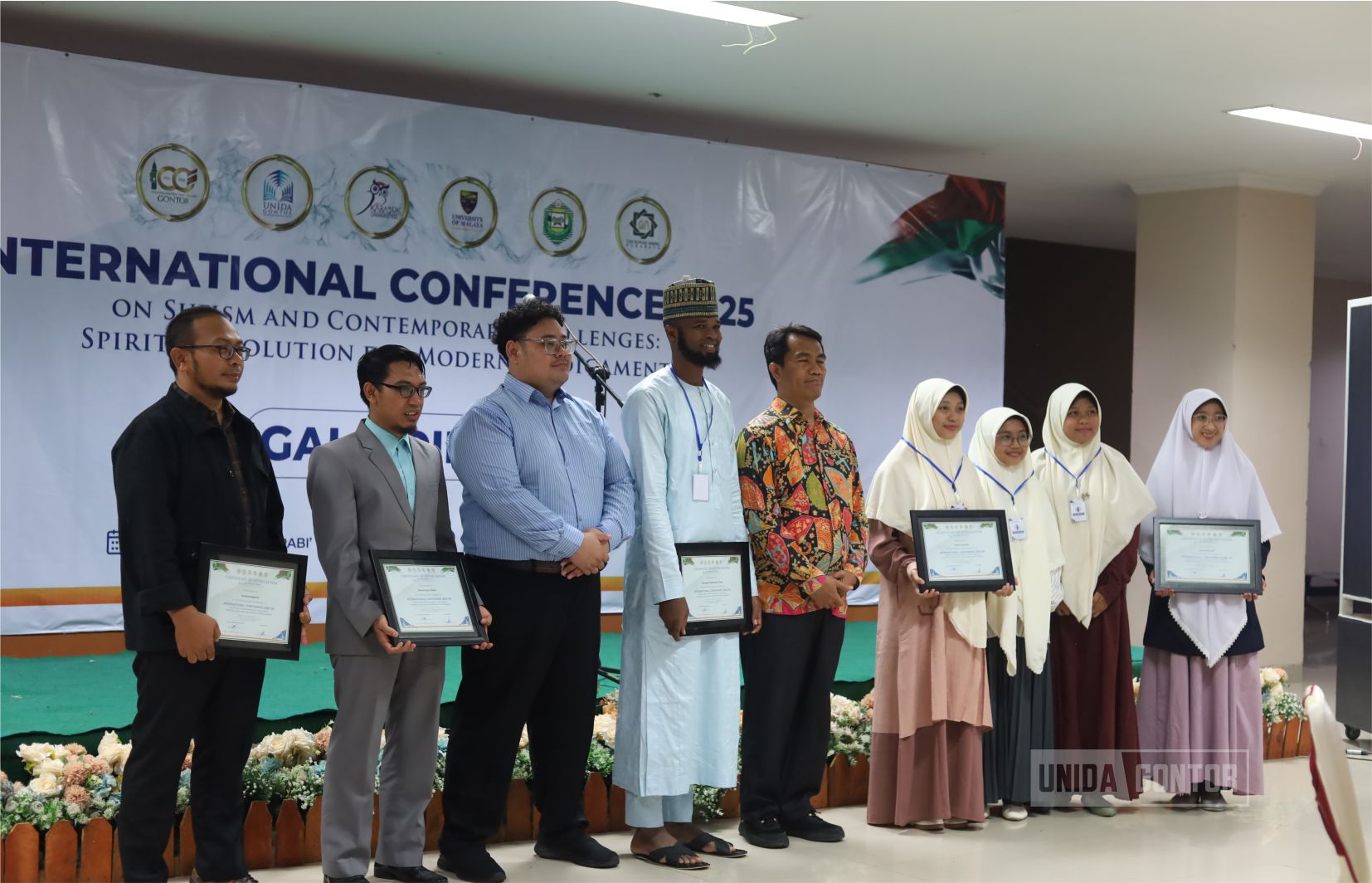Gala Dinner UNIDA Gontor 2025 menutup konferensi internasional dengan suasana hangat dan penuh keakraban di Aula Utama Kampus Pusat Siman Ponorogo.