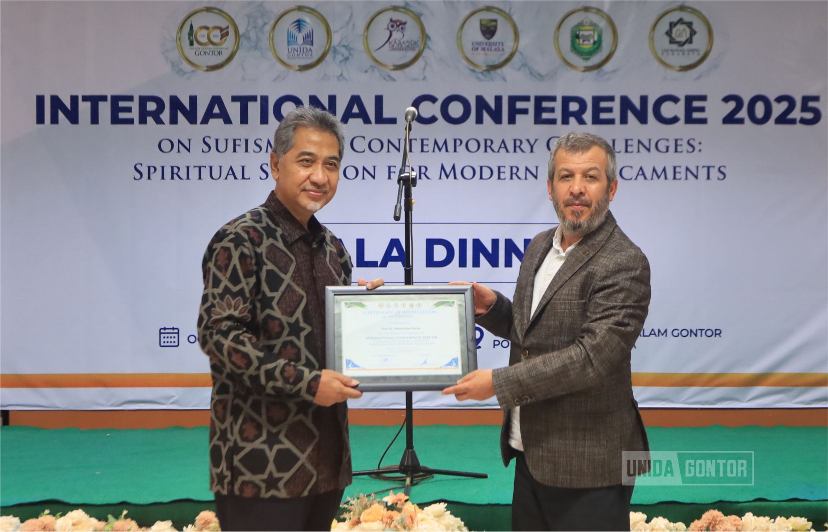 Gala Dinner UNIDA Gontor 2025 menutup konferensi internasional dengan suasana hangat dan penuh keakraban di Aula Utama Kampus Pusat Siman Ponorogo.