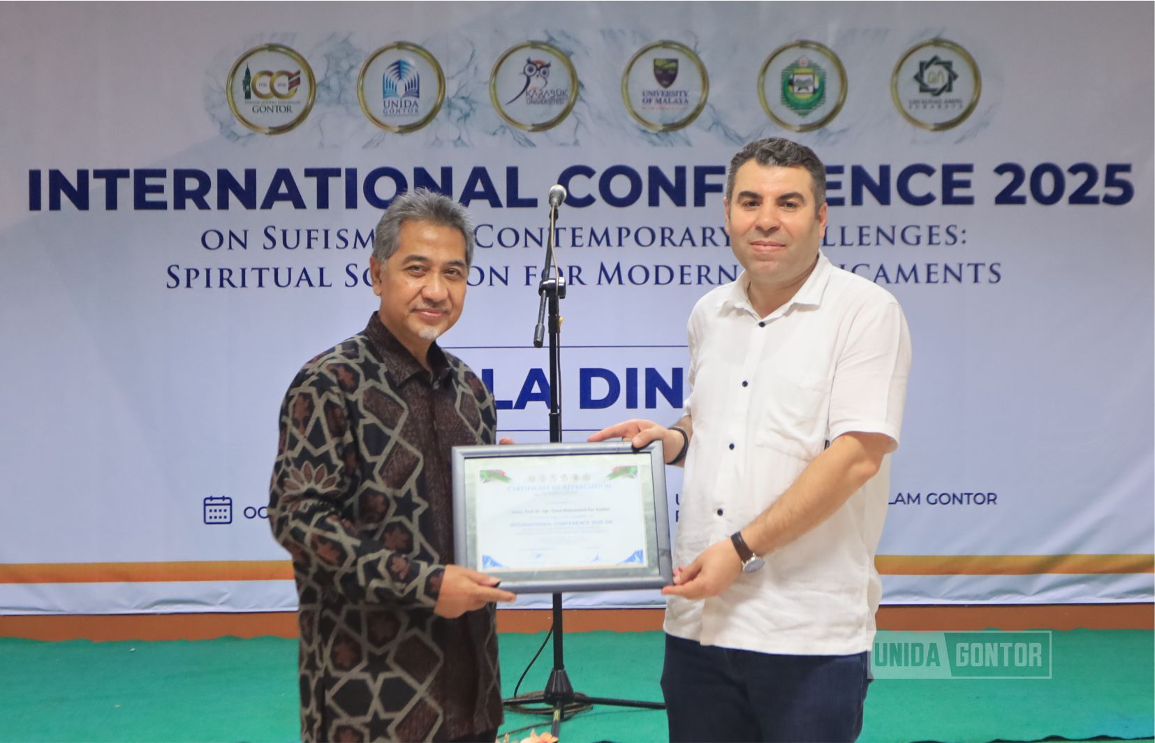 Gala Dinner UNIDA Gontor 2025 menutup konferensi internasional dengan suasana hangat dan penuh keakraban di Aula Utama Kampus Pusat Siman Ponorogo.
