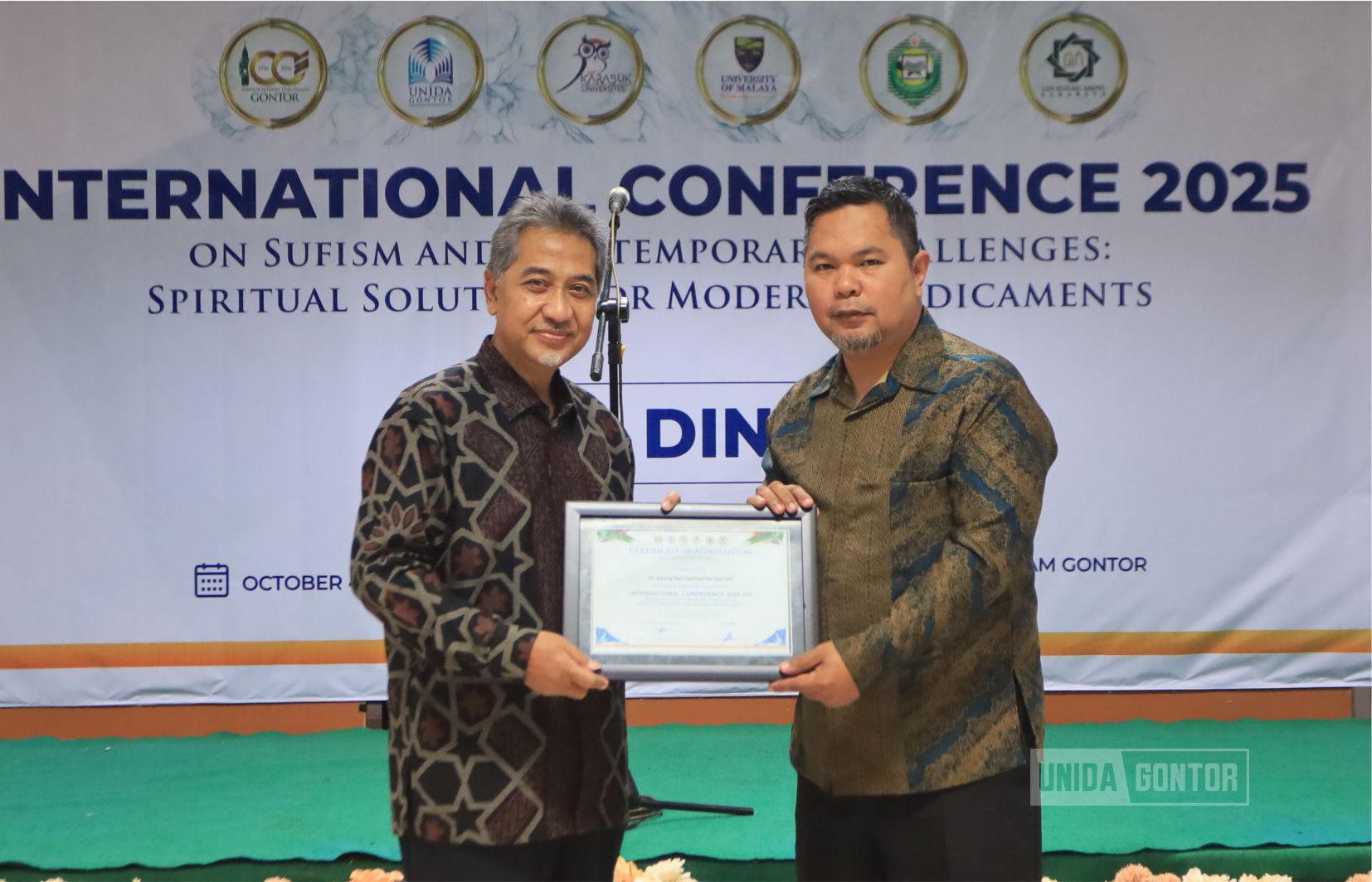 Gala Dinner UNIDA Gontor 2025 menutup konferensi internasional dengan suasana hangat dan penuh keakraban di Aula Utama Kampus Pusat Siman Ponorogo.