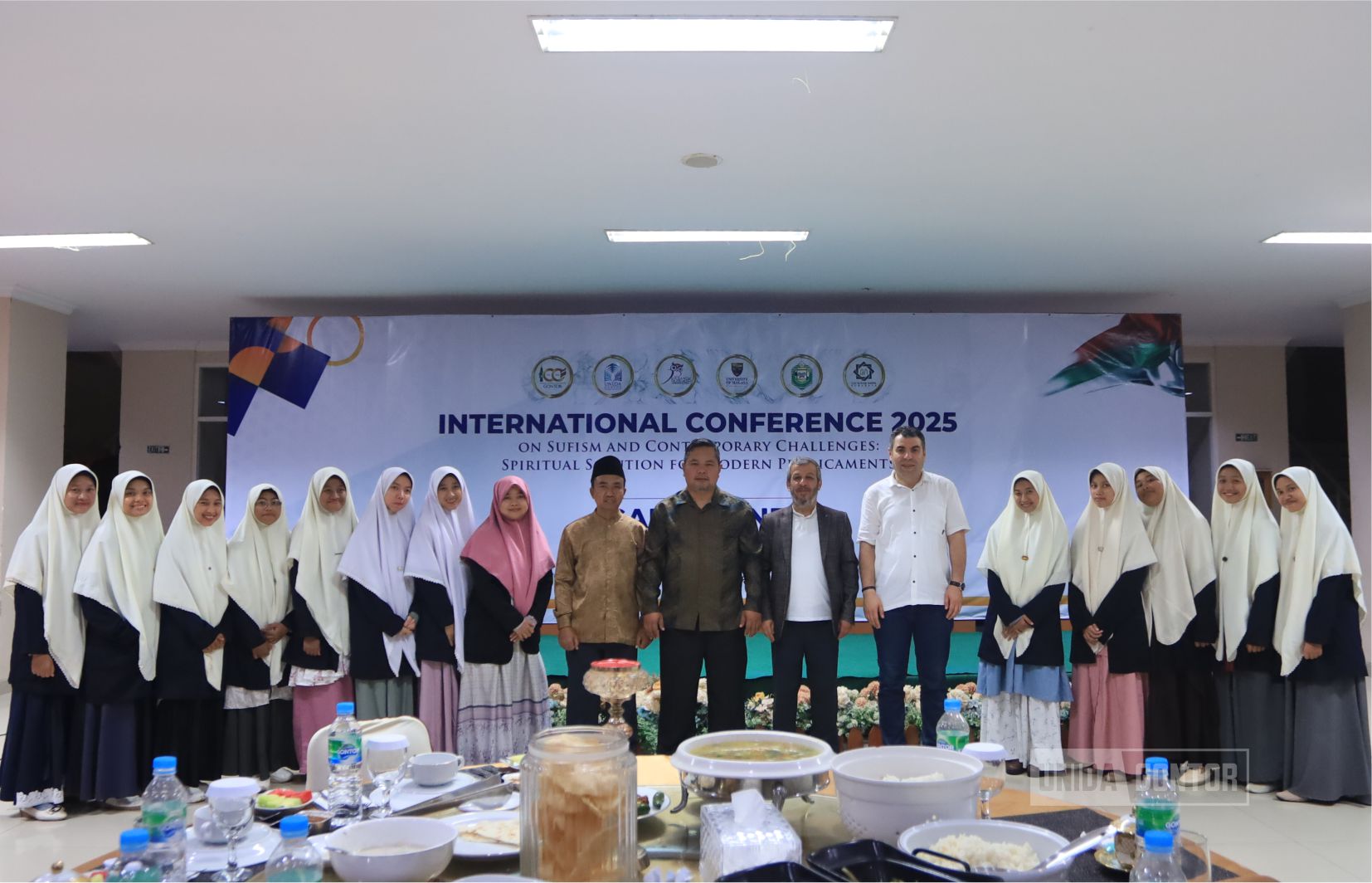 Gala Dinner UNIDA Gontor 2025 menutup konferensi internasional dengan suasana hangat dan penuh keakraban di Aula Utama Kampus Pusat Siman Ponorogo.