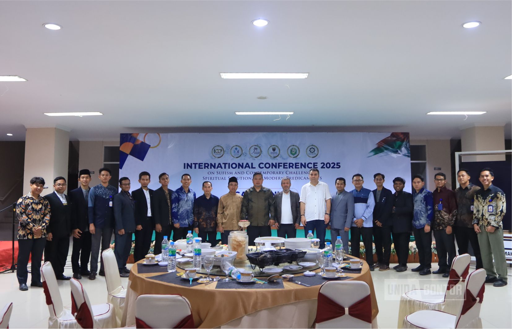 Gala Dinner UNIDA Gontor 2025 menutup konferensi internasional dengan suasana hangat dan penuh keakraban di Aula Utama Kampus Pusat Siman Ponorogo.