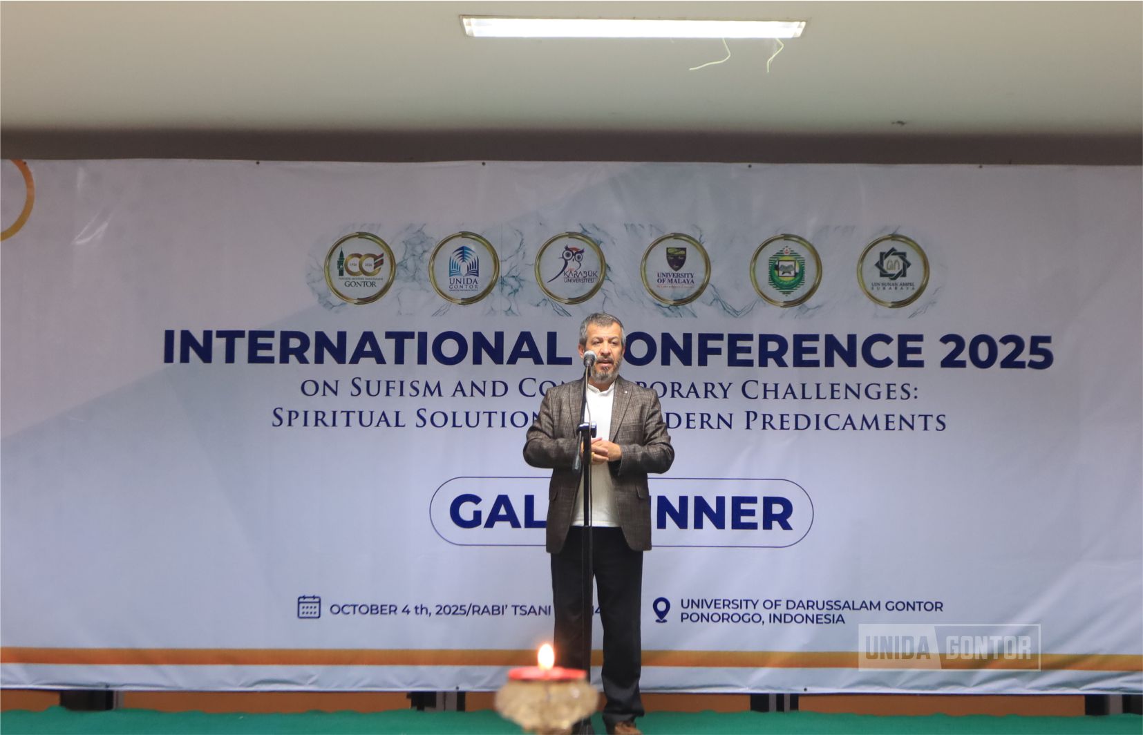 Gala Dinner UNIDA Gontor 2025 menutup konferensi internasional dengan suasana hangat dan penuh keakraban di Aula Utama Kampus Pusat Siman Ponorogo.