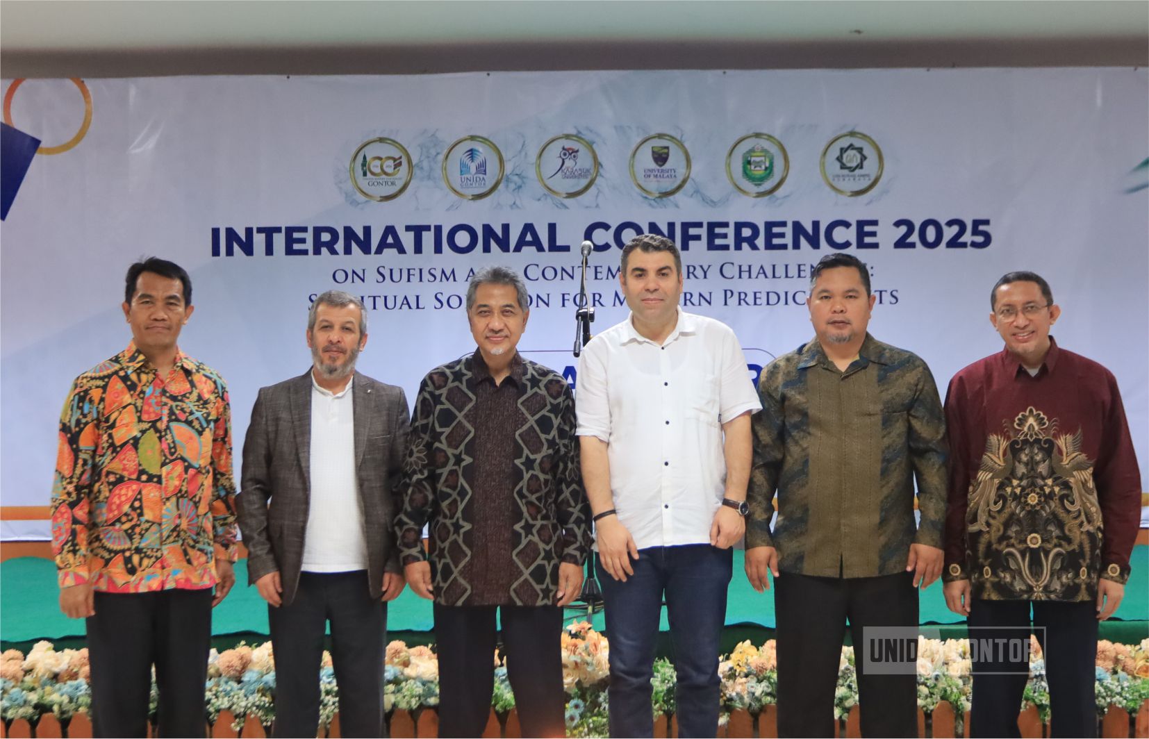 Gala Dinner UNIDA Gontor 2025 menutup konferensi internasional dengan suasana hangat dan penuh keakraban di Aula Utama Kampus Pusat Siman Ponorogo.