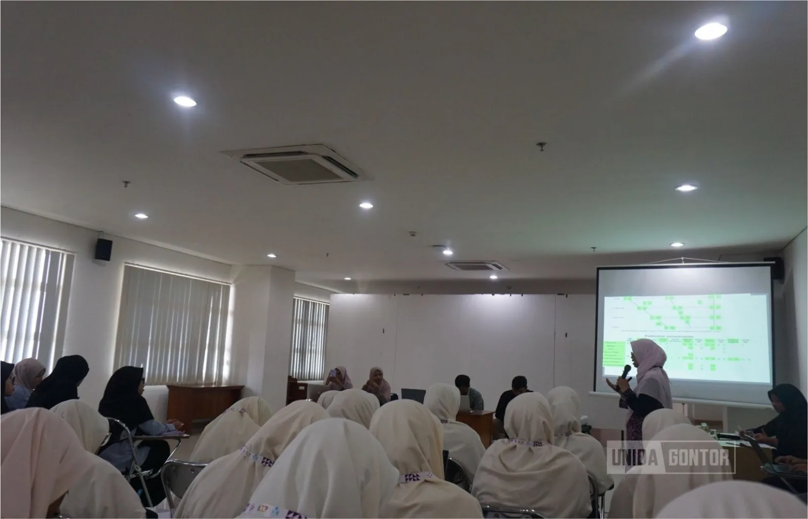Mahasiswa PBA UNIDA Gontor mengikuti Kuliah Pakar di UAD Yogyakarta bersama Prof. Rika Astari membahas peluang dan tantangan bahasa Arab serta terapi pengucapan huruf hijaiyah.