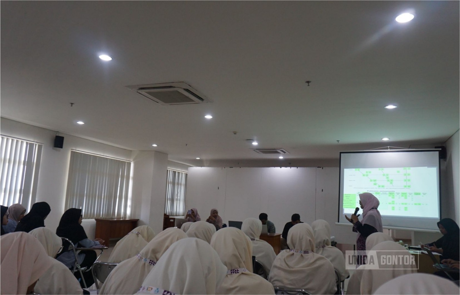 Mahasiswa PBA UNIDA Gontor mengikuti Kuliah Pakar di UAD Yogyakarta bersama Prof. Rika Astari membahas peluang dan tantangan bahasa Arab serta terapi pengucapan huruf hijaiyah.