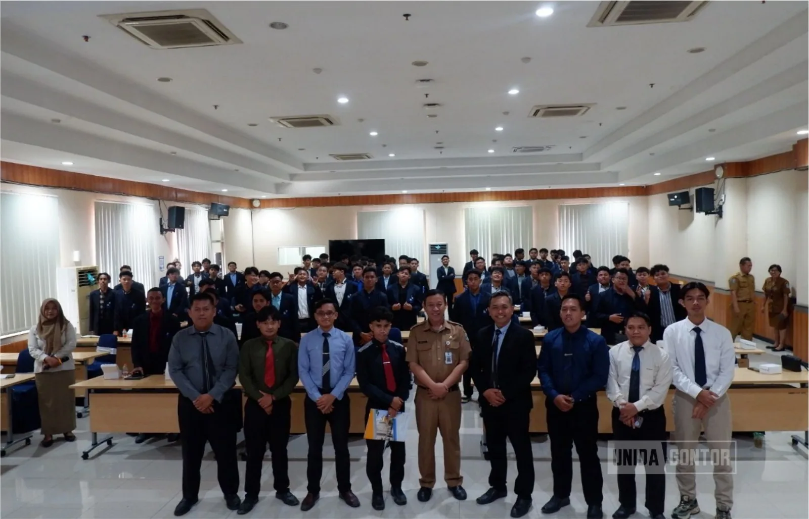 Mahasiswa Teknik Informatika UNIDA Gontor belajar transformasi digital dan keamanan siber saat kunjungan akademik ke Kominfo Jawa Timur, Surabaya.