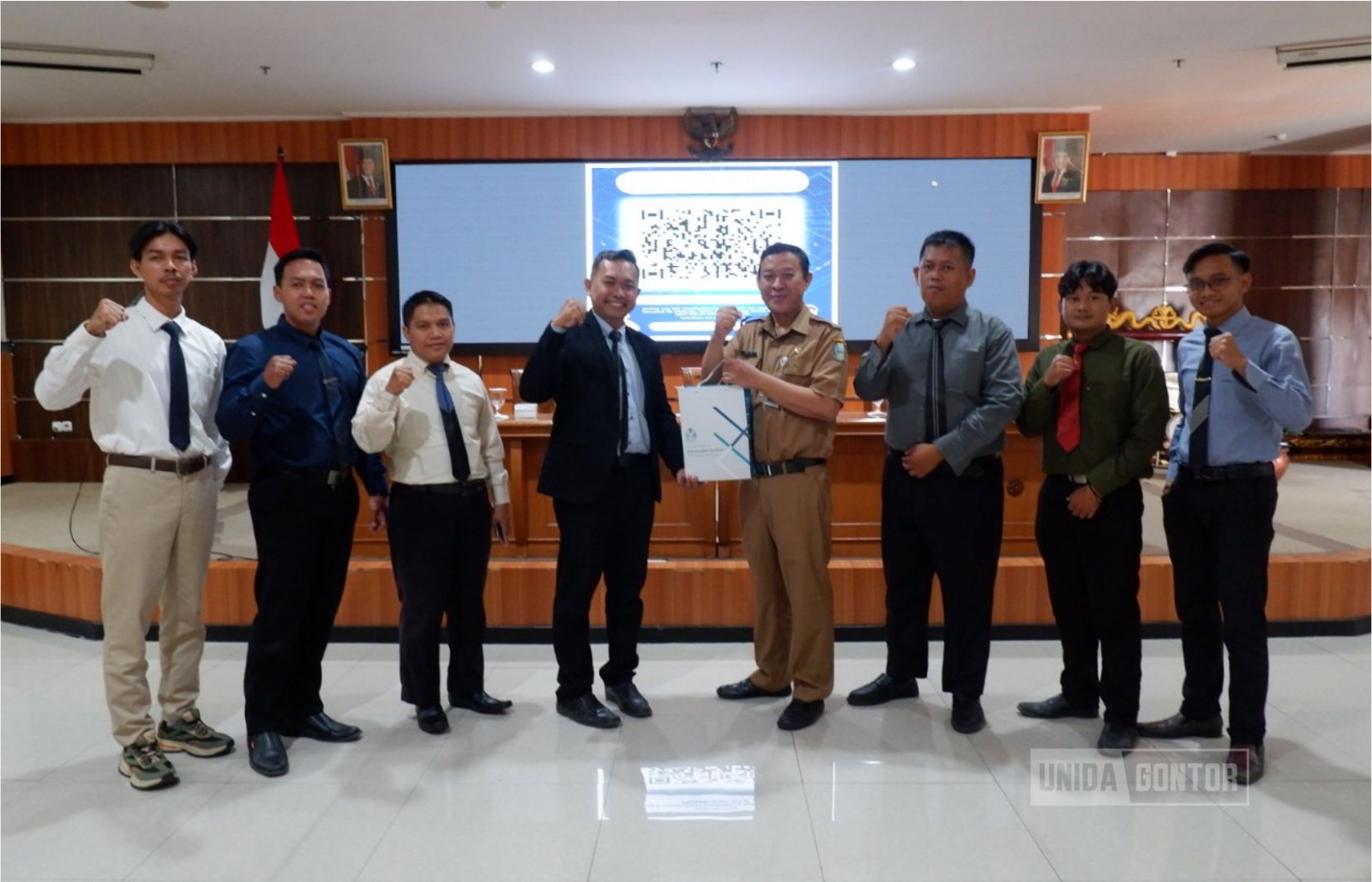 Mahasiswa Teknik Informatika UNIDA Gontor belajar transformasi digital dan keamanan siber saat kunjungan akademik ke Kominfo Jawa Timur, Surabaya.