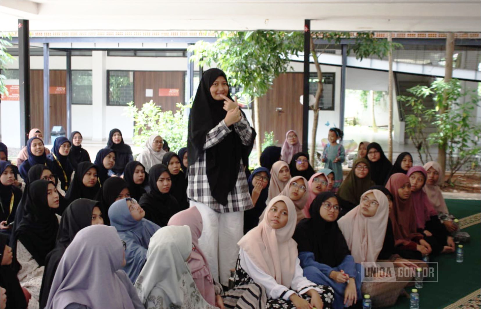 Mahasiswi Universitas Darussalam Gontor melaksanakan kunjungan edukasi ke Pesantren Tahfidz Difabel di Jakarta Selatan sebagai bentuk pengabdian masyarakat dan dukungan pendidikan inklusif.