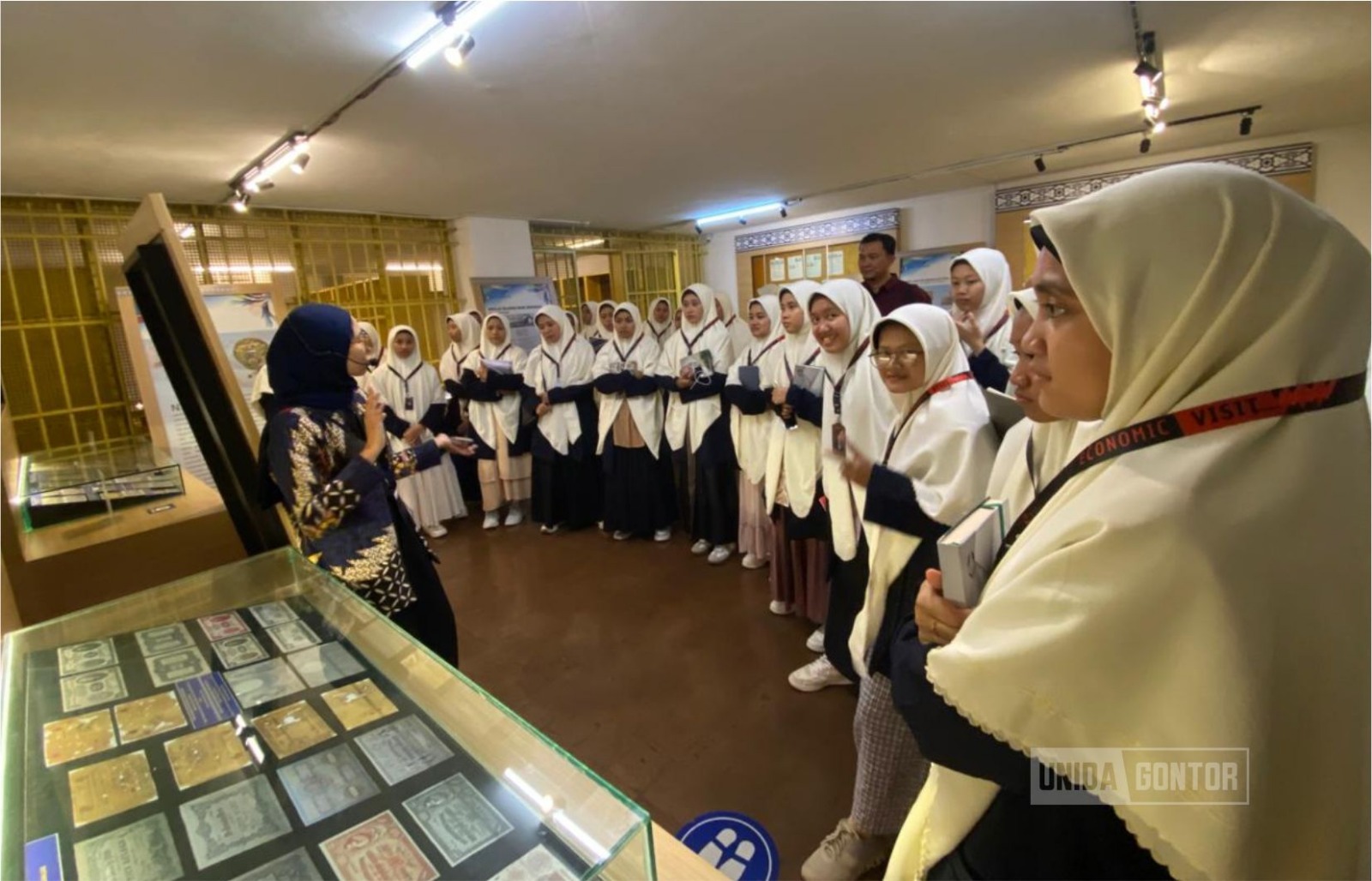 Mahasiswi Ekonomi Islam UNIDA Gontor melakukan kunjungan akademik ke De Javasche Bank untuk mempelajari sejarah dan sistem perbankan Indonesia.