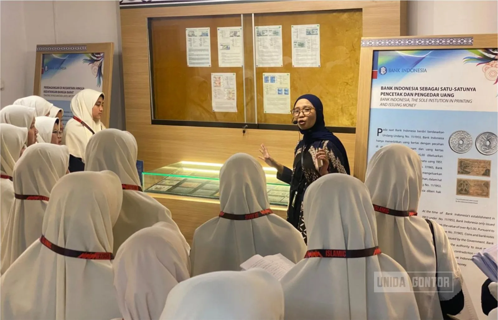 Mahasiswi Ekonomi Islam UNIDA Gontor melakukan kunjungan akademik ke De Javasche Bank untuk mempelajari sejarah dan sistem perbankan Indonesia.