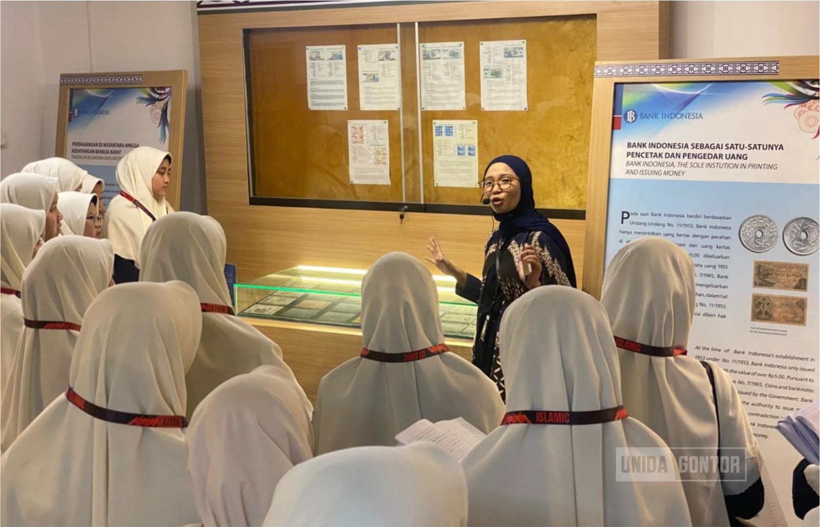 Mahasiswi Ekonomi Islam UNIDA Gontor melakukan kunjungan akademik ke De Javasche Bank untuk mempelajari sejarah dan sistem perbankan Indonesia.