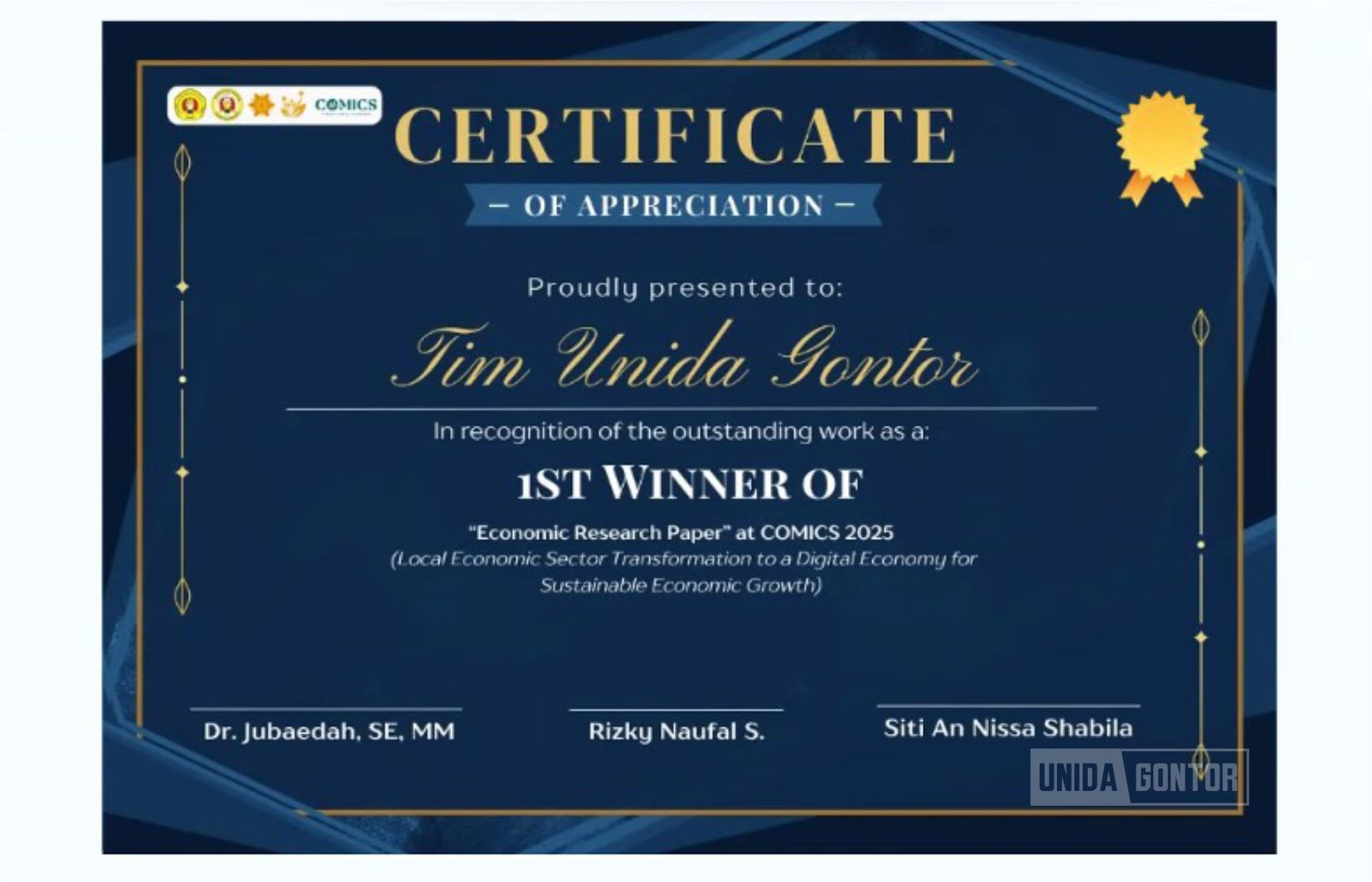 Tim Mahasiswa Ekonomi Islam UNIDA Gontor meraih Juara 1 pada Economics Research Paper FEB UPN “Veteran” Jakarta; tiga mahasiswa memegang trofi/sertifikat di panggung acara.