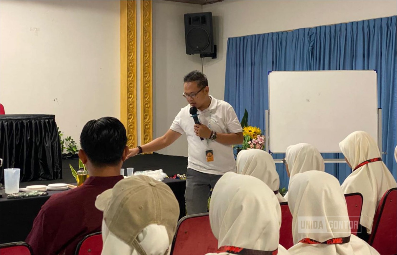 Mahasiswi Ekonomi Islam UNIDA Gontor belajar mengolah minyak jelantah menjadi aromatic oil di Kusuma Agrowisata Batu.