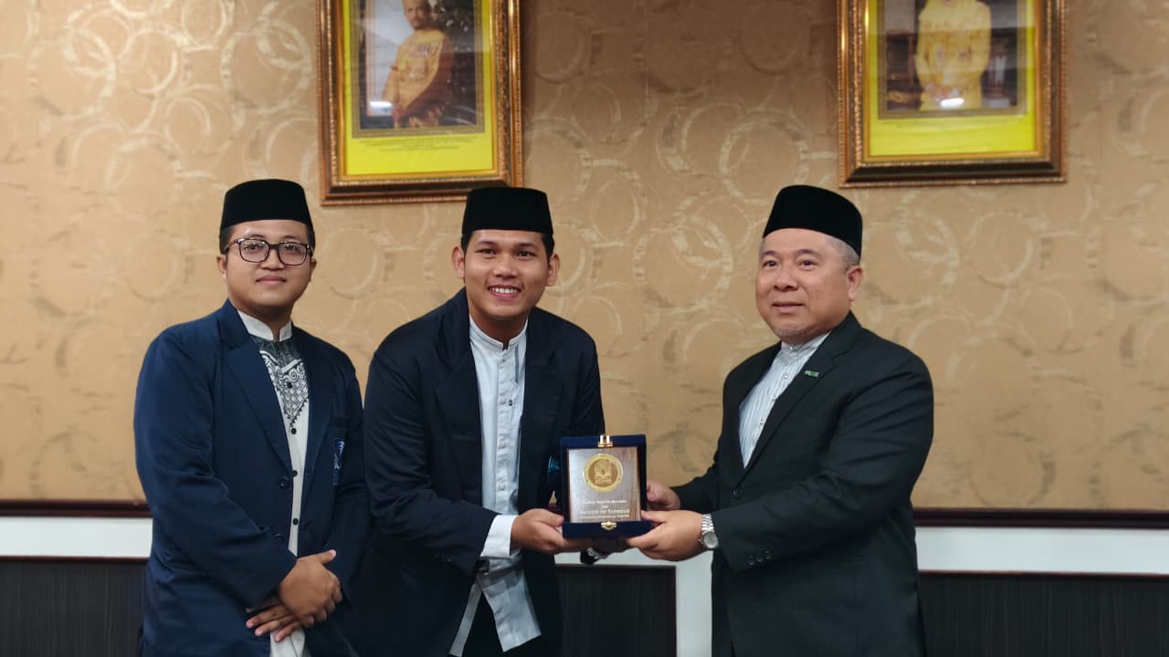 Mahasiswa UNIDA melakukan silaturahim dengan Rektor UNISSA dalam kunjungan kehormatan.