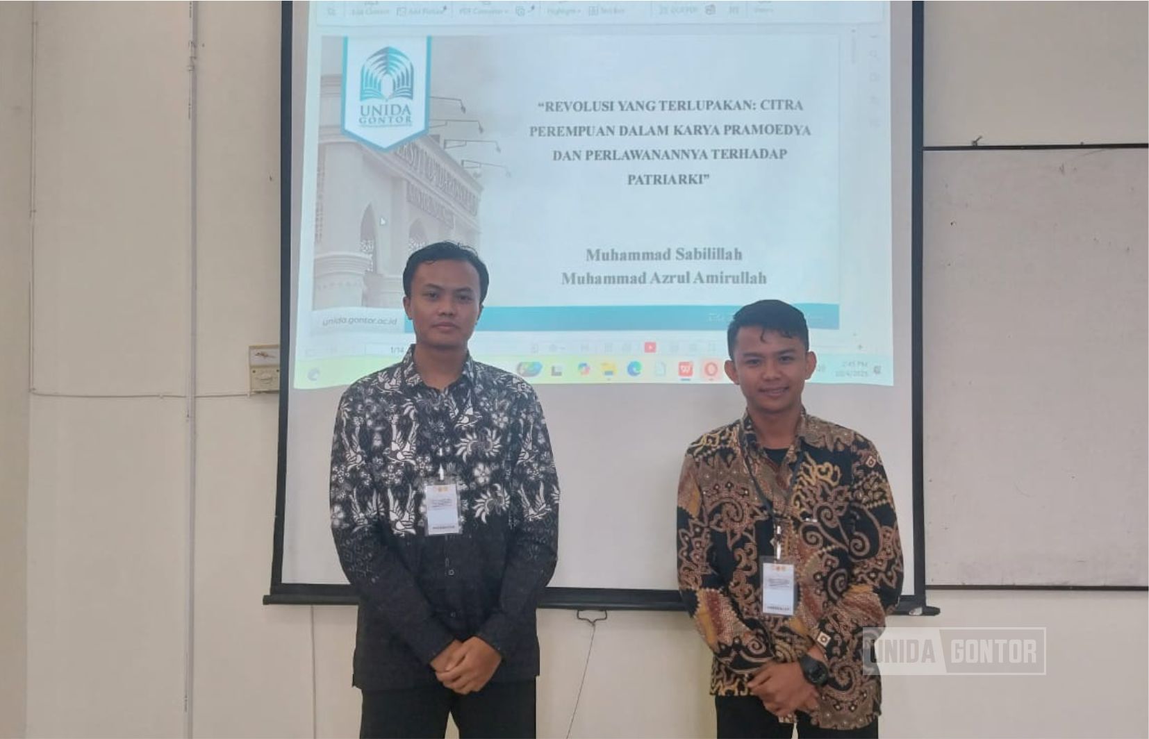 Mahasiswa UNIDA Gontor mempresentasikan karya ilmiah tentang Pramoedya Ananta Toer dalam Seminar Nasional HISKI di Madiun.
