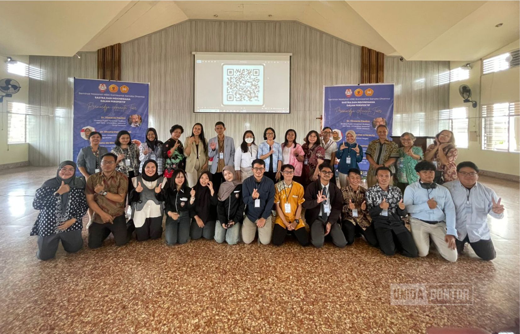 Mahasiswa UNIDA Gontor mempresentasikan karya ilmiah tentang Pramoedya Ananta Toer dalam Seminar Nasional HISKI di Madiun.