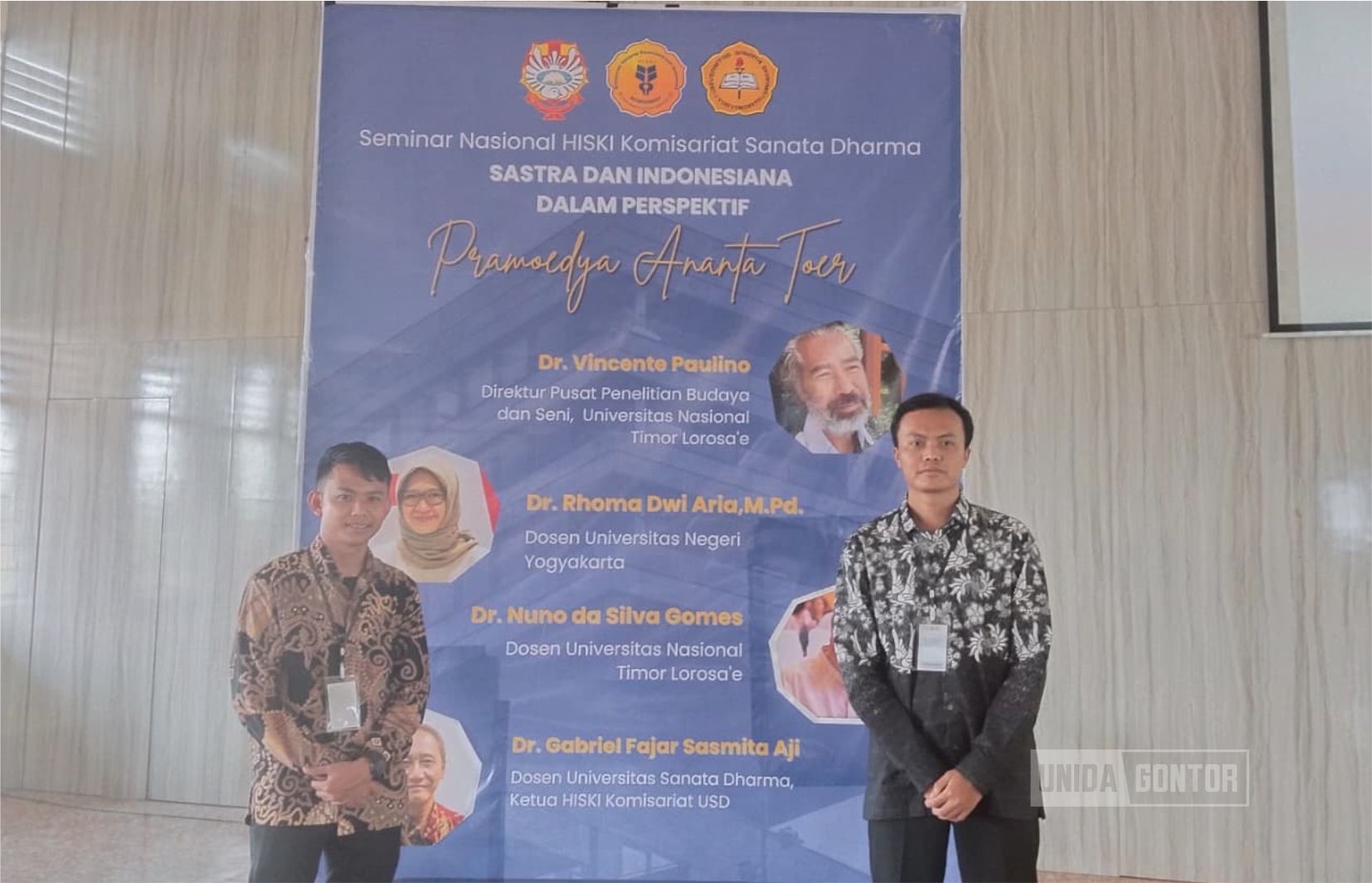 Mahasiswa UNIDA Gontor mempresentasikan karya ilmiah tentang Pramoedya Ananta Toer dalam Seminar Nasional HISKI di Madiun.