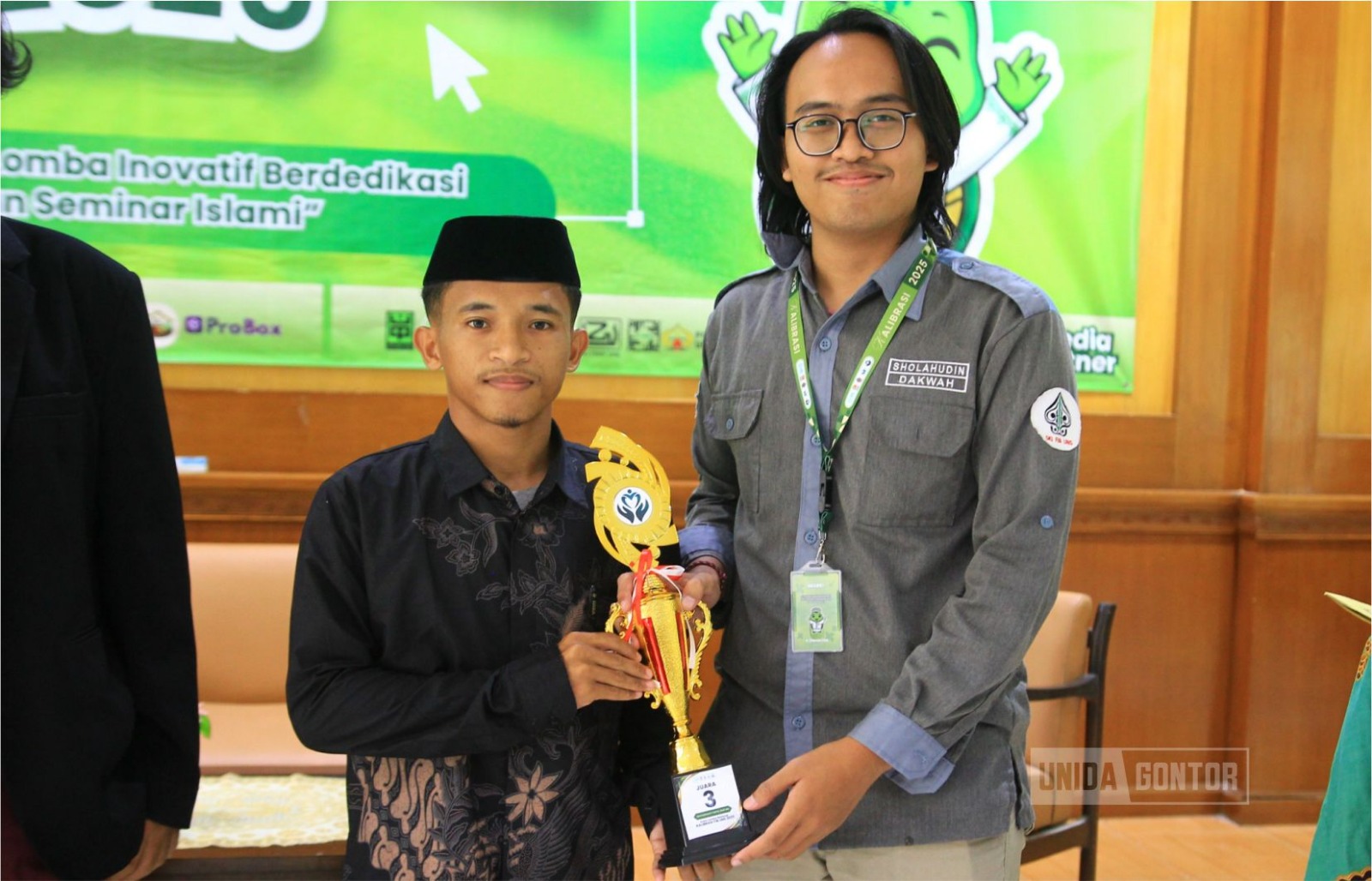 Sulaiman Zaky Tuasikal, mahasiswa Ilmu Qur’an dan Tafsir UNIDA Gontor, menerima penghargaan Juara 3 Tartil (MTrQ) pada KALIBRASI 2025 di Universitas Sebelas Maret Surakarta.