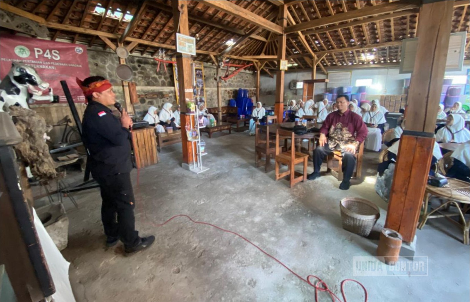 Prodi Ekonomi Islam UNIDA Gontor melaksanakan Study Tour Akademik di Desa Wisata Pujon Kidul untuk memperkuat integrasi antara teori ekonomi Islam dan praktik pemberdayaan ekonomi masyarakat berbasis wisata dan pertanian berkelanjutan.