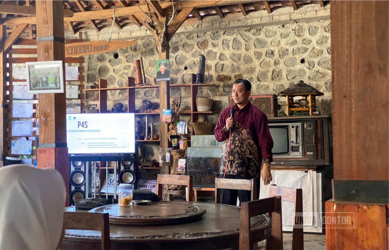 Mahasiswi Ekonomi Islam UNIDA Gontor melakukan study tour ke Desa Wisata Pujon Kidul untuk mempelajari praktik ekonomi desa berbasis wisata dan pertanian.