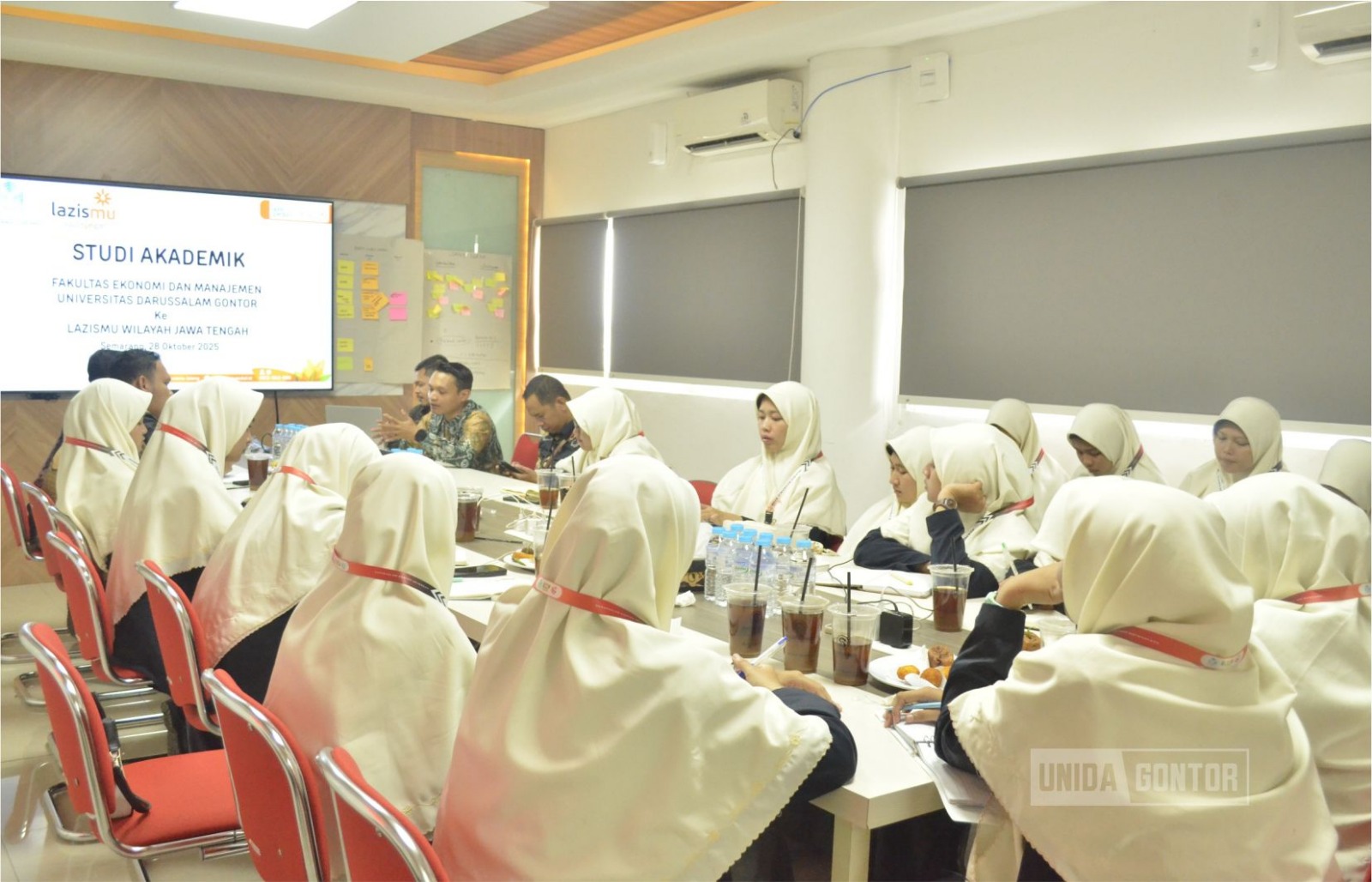 Mahasiswi Ekonomi Islam UNIDA Gontor melakukan studi akademik di LAZISMU Kota Semarang untuk mendalami tata kelola zakat modern dan profesional.