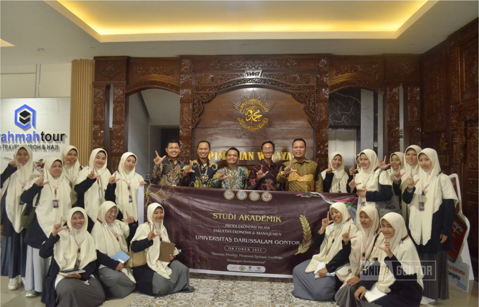 Mahasiswi Ekonomi Islam UNIDA Gontor melakukan studi akademik di LAZISMU Kota Semarang untuk mendalami tata kelola zakat modern dan profesional.