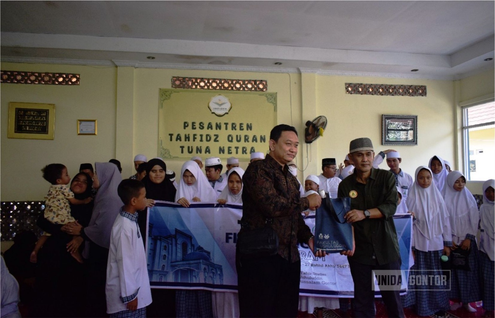 Mahasiswi Program Studi Ilmu Al-Qur’an dan Tafsir UNIDA Gontor melaksanakan pengabdian masyarakat di SLB Cahaya Qur’an Bogor bersama dosen pembimbing dan siswa berkebutuhan khusus.