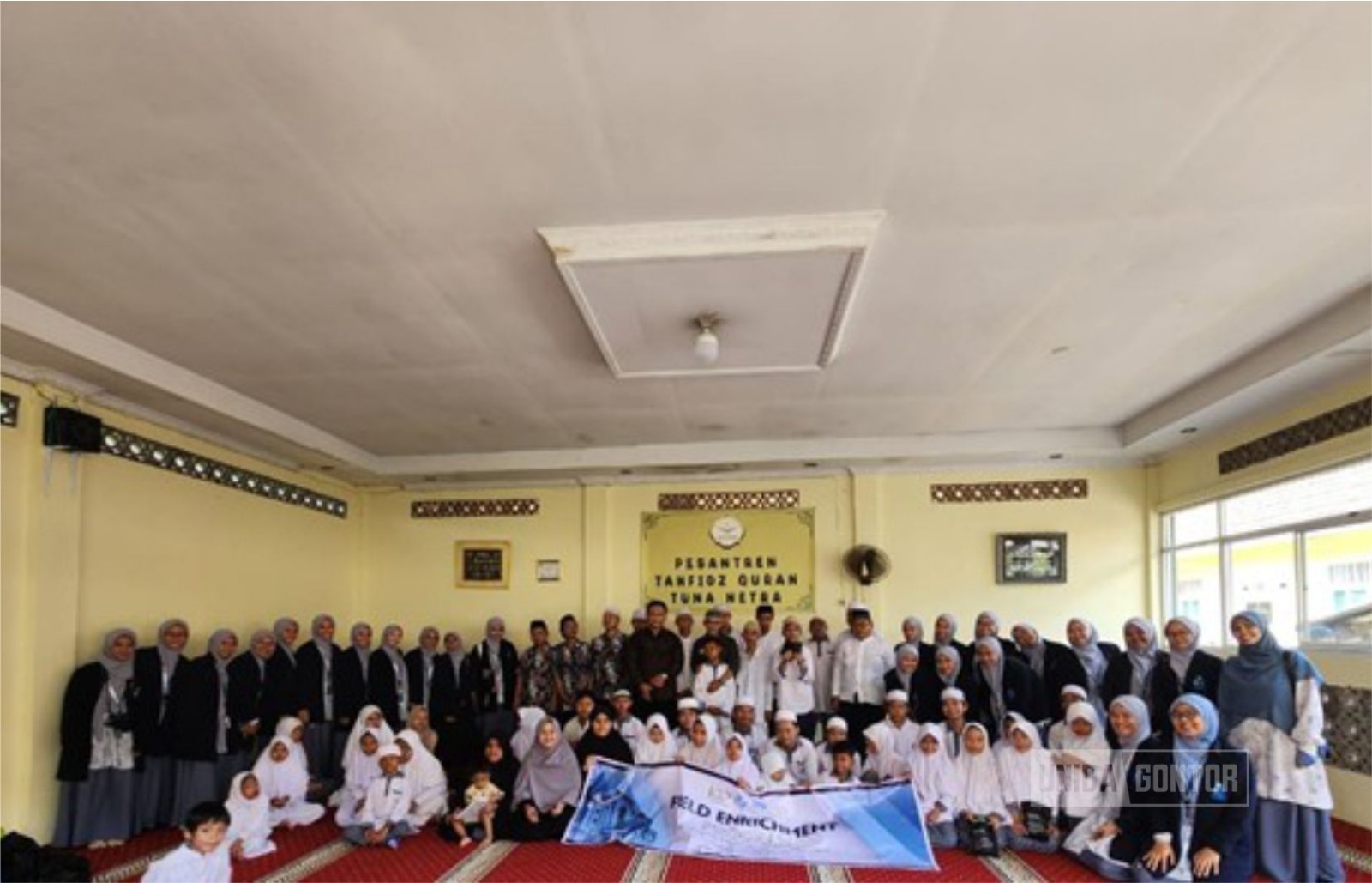 Mahasiswi Program Studi Ilmu Al-Qur’an dan Tafsir UNIDA Gontor melaksanakan pengabdian masyarakat di SLB Cahaya Qur’an Bogor bersama dosen pembimbing dan siswa berkebutuhan khusus.