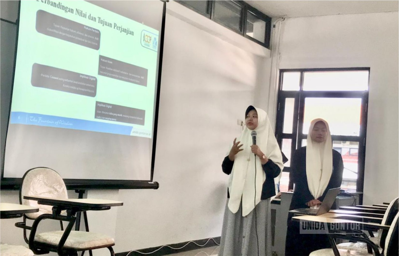 Mahasiswi Program Studi Perbandingan Madzhab dan Hukum (PMH) Universitas Darussalam Gontor berpartisipasi dalam Konferensi Nasional X Hukum Perdata dan Mukernas APHK 2025 di Universitas Surabaya.