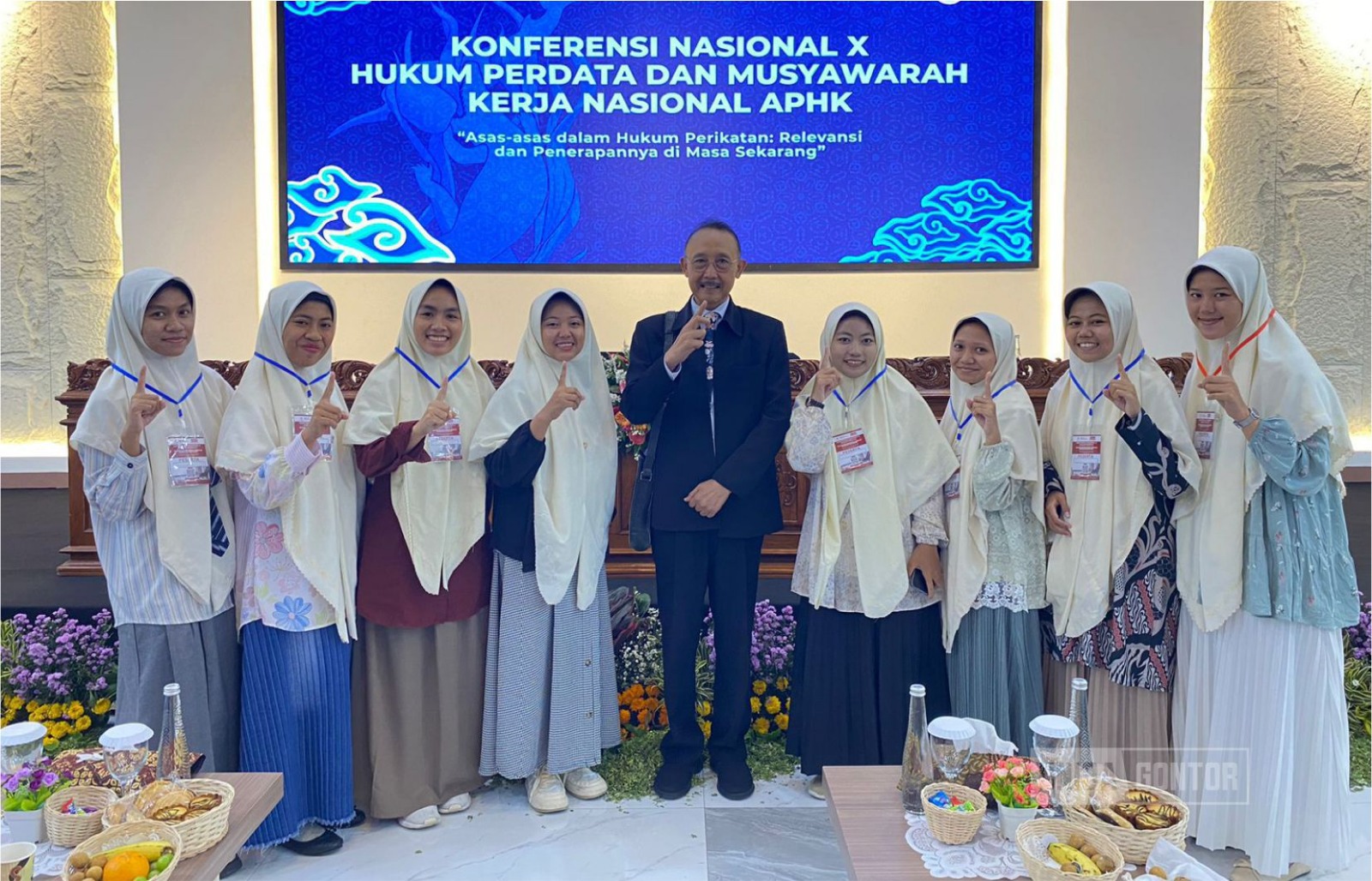 Mahasiswi Program Studi Perbandingan Madzhab dan Hukum (PMH) Universitas Darussalam Gontor berpartisipasi dalam Konferensi Nasional X Hukum Perdata dan Mukernas APHK 2025 di Universitas Surabaya.