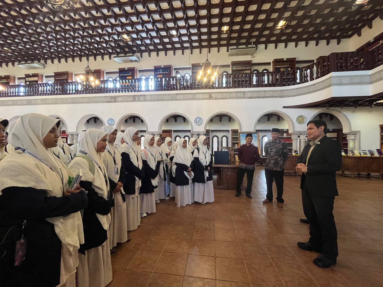 Mahasiswi UNIDA Gontor kunjungi ISTAC IIUM, pelajari manuskrip Islam bersejarah.