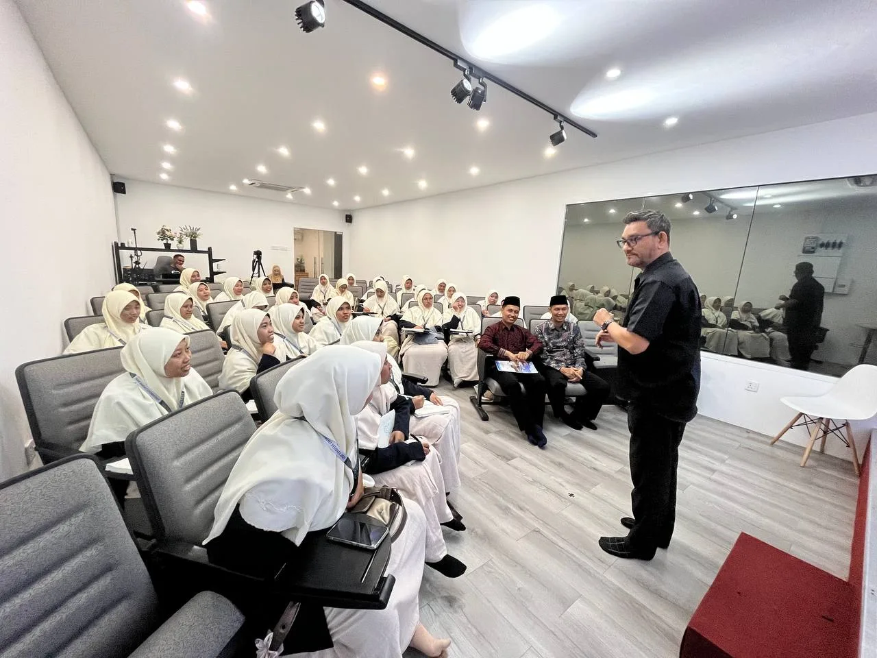 Mahasiswi UNIDA Gontor Kunjungi Global UNITY Network untuk Pelatihan Dakwah Lintas Iman.
