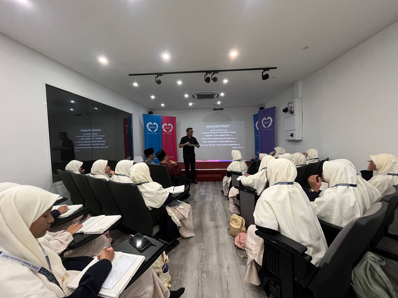 Mahasiswi UNIDA Gontor Kunjungi Global UNITY Network untuk Pelatihan Dakwah Lintas Iman.