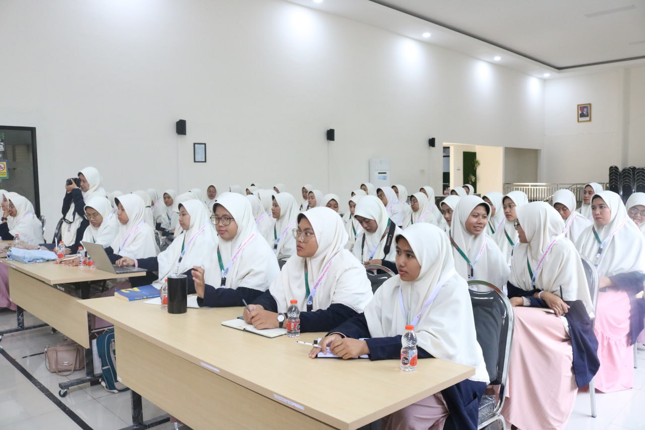 Mahasiswi PAI UNIDA Gontor mengikuti SPL di Kantor Kemenag Kota Malang; pemaparan Kepala Seksi Pendidikan Islam tentang pembinaan dan penguatan guru PAI.