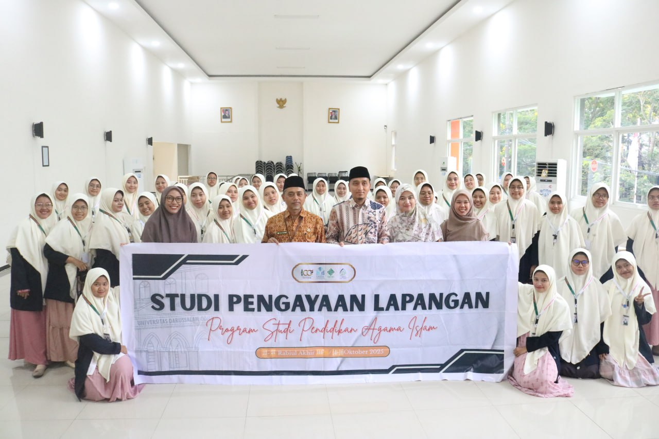 Mahasiswi PAI UNIDA Gontor mengikuti SPL di Kantor Kemenag Kota Malang; pemaparan Kepala Seksi Pendidikan Islam tentang pembinaan dan penguatan guru PAI.