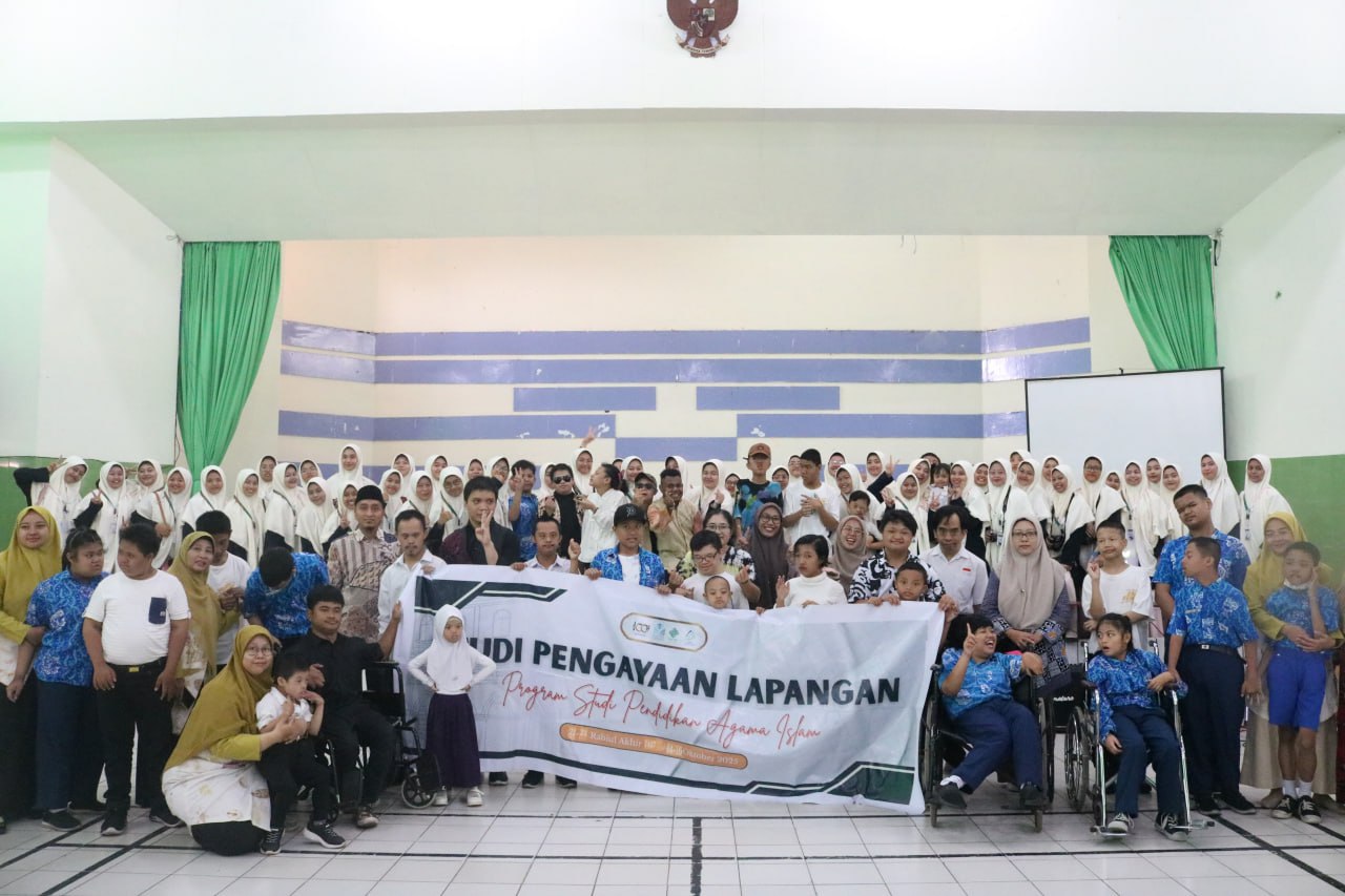 Mahasiswi PAI UNIDA Gontor mengikuti SPL di YPAC Malang; pemateri menjelaskan strategi, media, dan tantangan Pendidikan Islam inklusif bagi Anak Berkebutuhan Khusus.