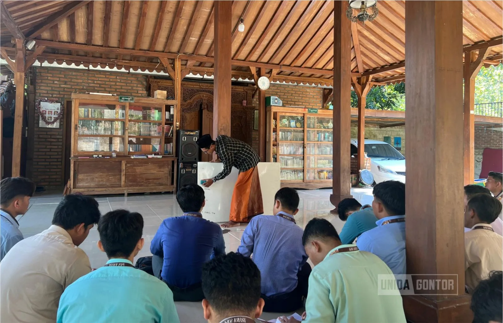 Mahasiswa PBA UNIDA Gontor mengikuti sesi “Metode Penulisan” bersama Ustadz Ahmad Gunawan di Yayasan Pesantren Kreatif Baitul Kilmah, Yogyakarta; suasana kelas interaktif dengan presentasi materi kepenulisan.