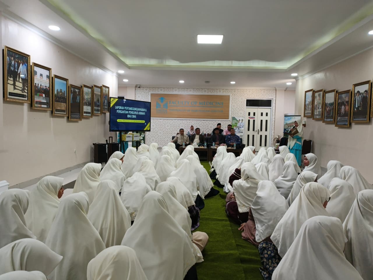Pelantikan Pengurus Asrama Putri Fakultas Kedokteran UNIDA Gontor oleh Wakil Rektor I Assoc. Prof. Dr. Abdul Hafidz Zaid pada 7 Oktober 2025, didampingi Dr. Khasib Amrullah dan Ahmad Saifullah; ketua Ulfa Nur Rosidah dan Nadia Aulia Syauqal Hanum.