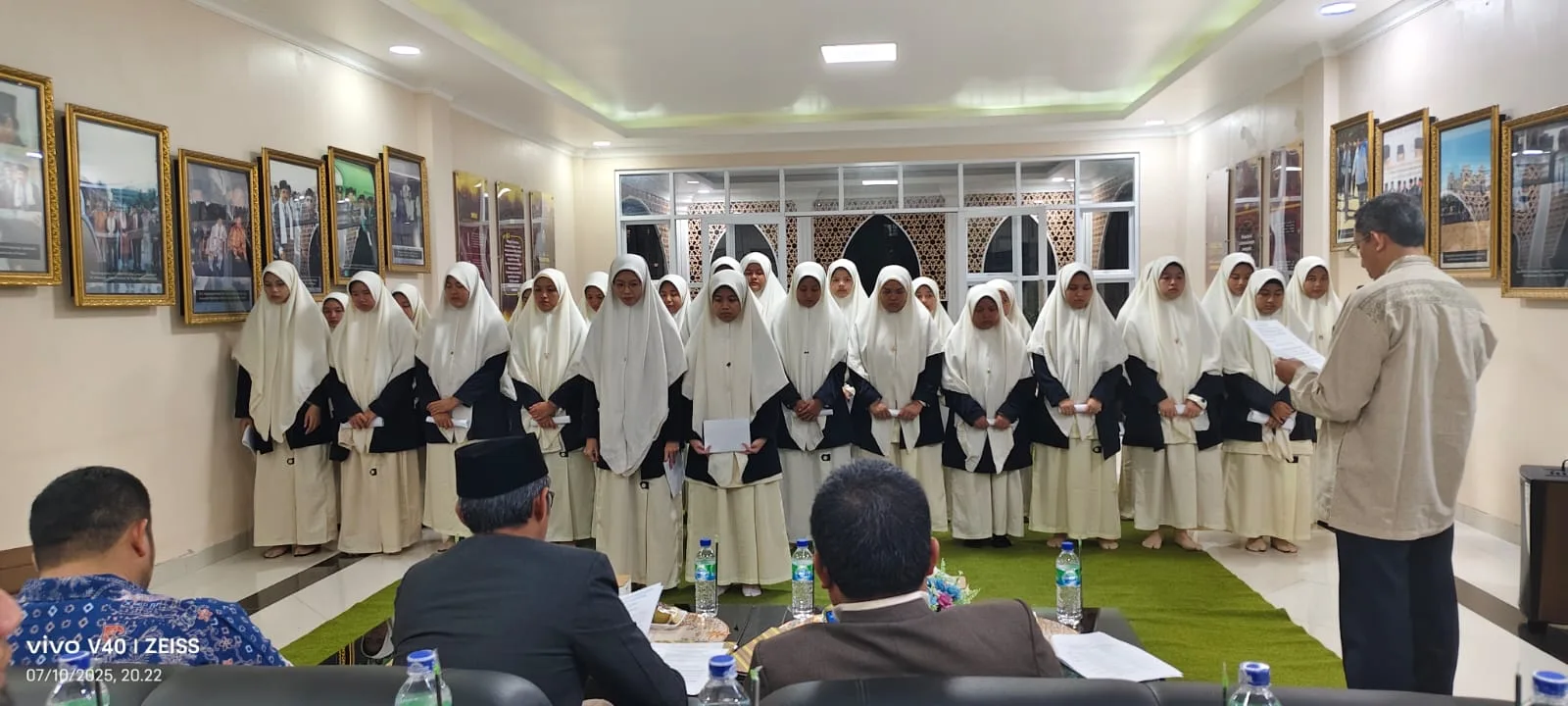 Pelantikan Pengurus Asrama Putri Fakultas Kedokteran UNIDA Gontor oleh Wakil Rektor I Assoc. Prof. Dr. Abdul Hafidz Zaid pada 7 Oktober 2025, didampingi Dr. Khasib Amrullah dan Ahmad Saifullah; ketua Ulfa Nur Rosidah dan Nadia Aulia Syauqal Hanum.