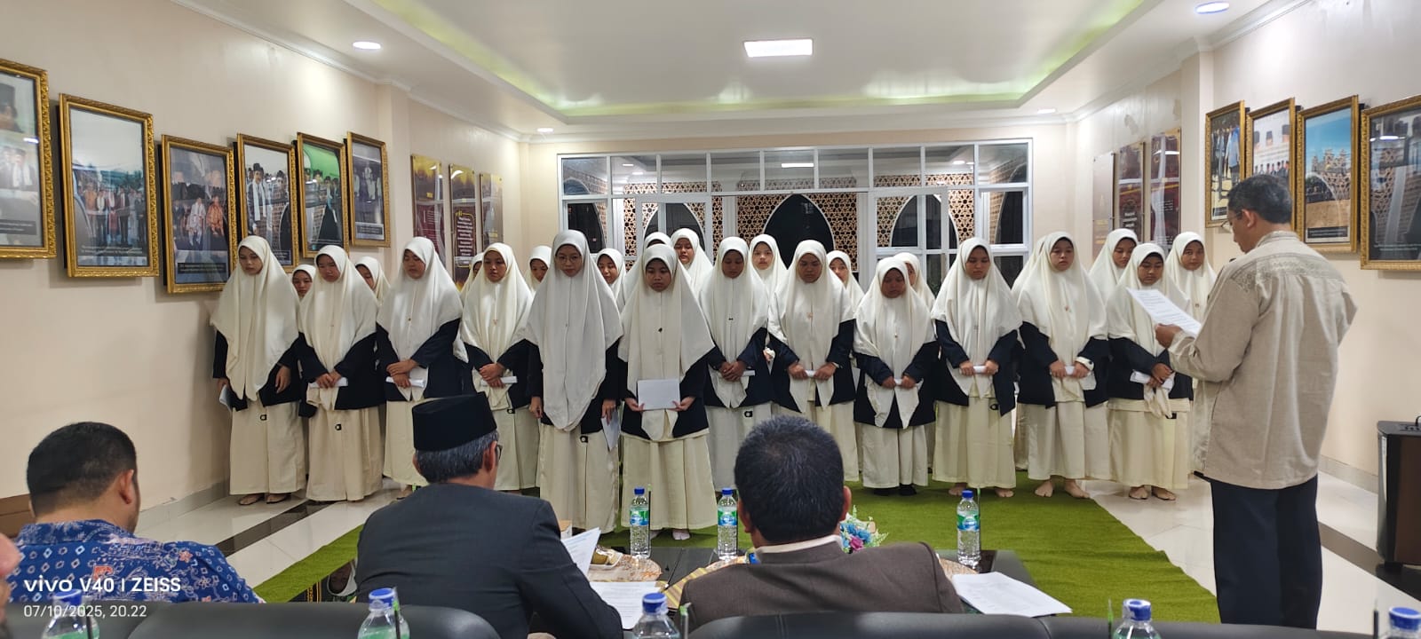 Pelantikan Pengurus Asrama Putri Fakultas Kedokteran UNIDA Gontor oleh Wakil Rektor I Assoc. Prof. Dr. Abdul Hafidz Zaid pada 7 Oktober 2025, didampingi Dr. Khasib Amrullah dan Ahmad Saifullah; ketua Ulfa Nur Rosidah dan Nadia Aulia Syauqal Hanum.