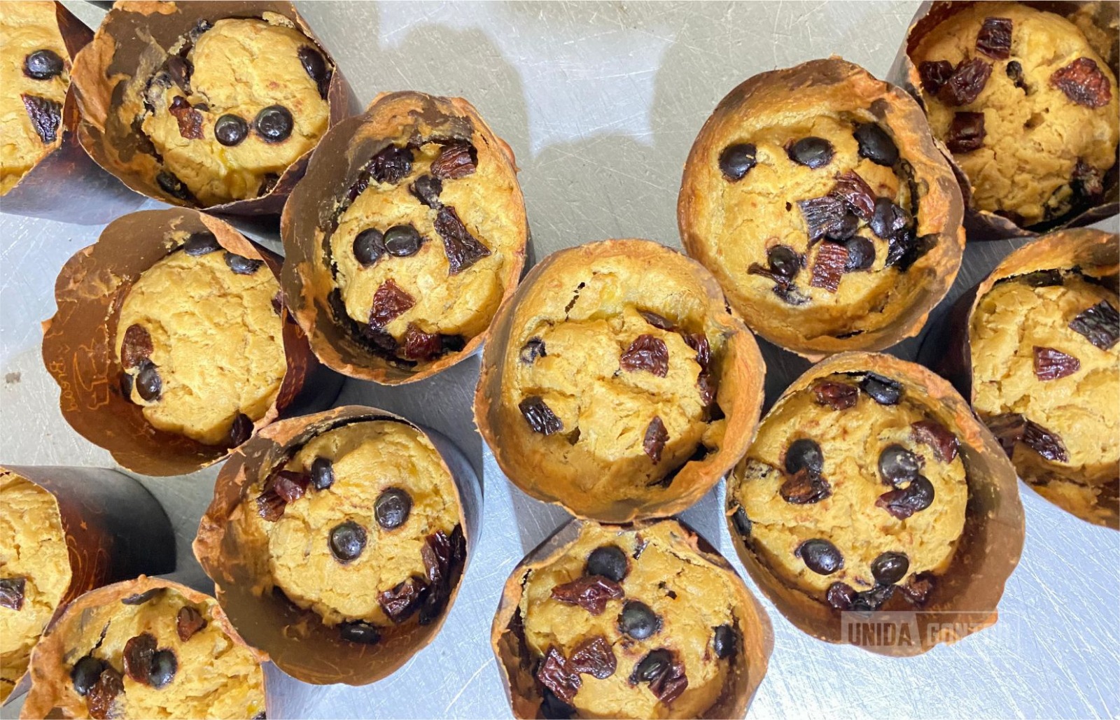 “Pelatihan pembuatan Muffin Banana Gluten Free berbasis tepung mocaf di Khizanah Bakery Gontor; dosen TIP UNIDA Gontor membimbing karyawan saat praktik pengadonan dan pemanggangan.”