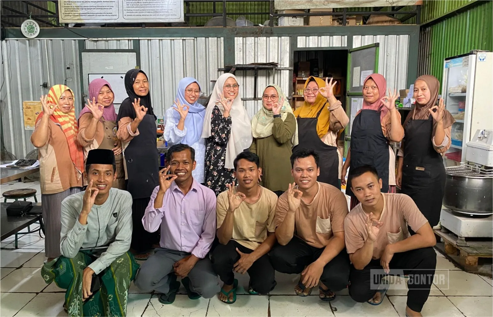 “Pelatihan pembuatan Muffin Banana Gluten Free berbasis tepung mocaf di Khizanah Bakery Gontor; dosen TIP UNIDA Gontor membimbing karyawan saat praktik pengadonan dan pemanggangan.”