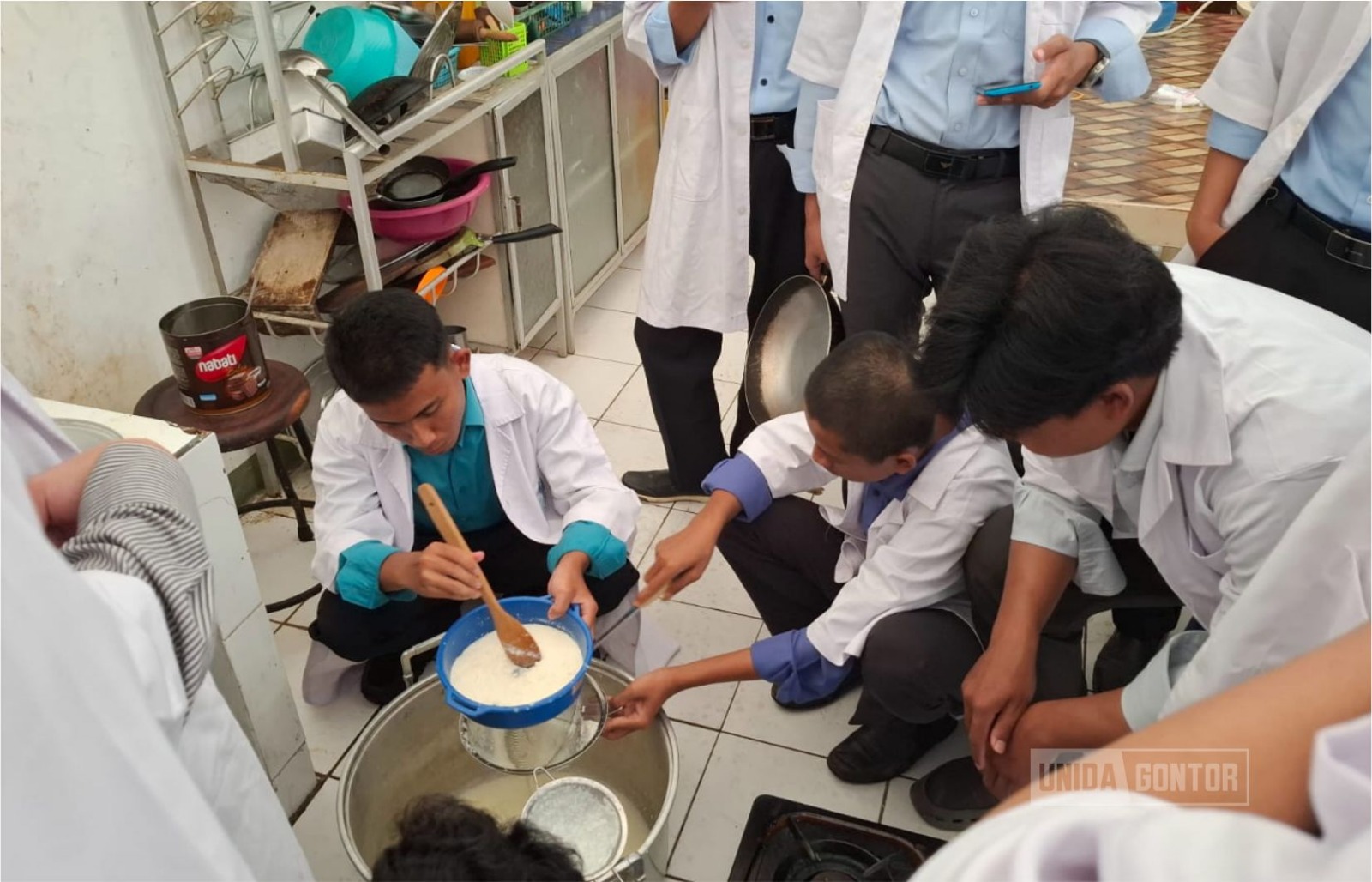 Mahasiswa TIP UNIDA Gontor praktik pembuatan keju mozzarella di Laboratorium Rekayasa bersama pemateri Ustadzah Astari Ratnaduhita.