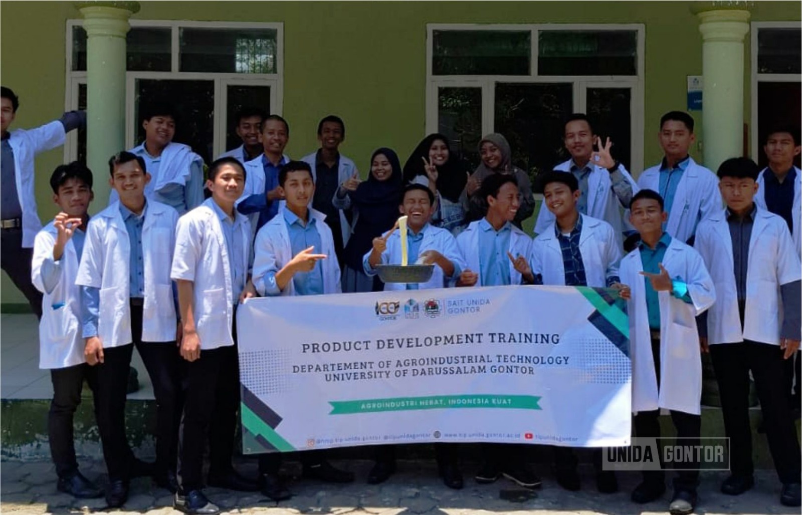 Mahasiswa TIP UNIDA Gontor praktik pembuatan keju mozzarella di Laboratorium Rekayasa bersama pemateri Ustadzah Astari Ratnaduhita.