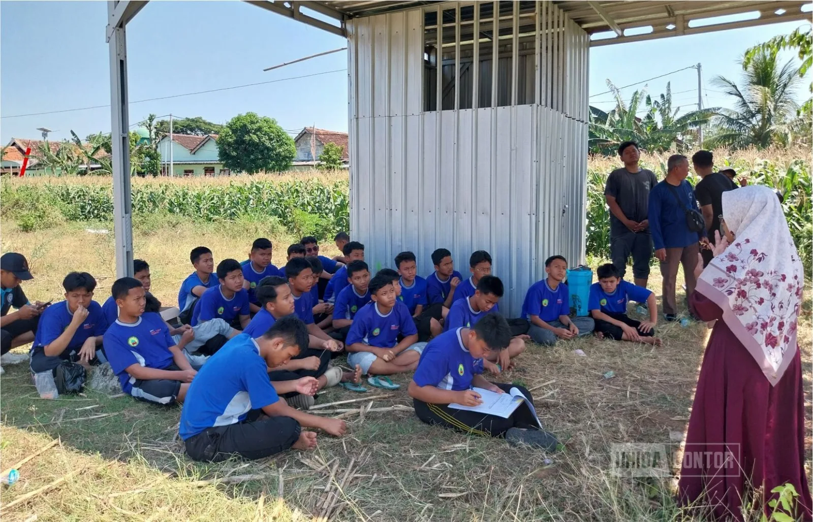 Dosen Agroteknologi UNIDA Gontor memberikan pelatihan pertanian organik kepada santri Pondok Pesantren Darut Taqwa Ponorogo.