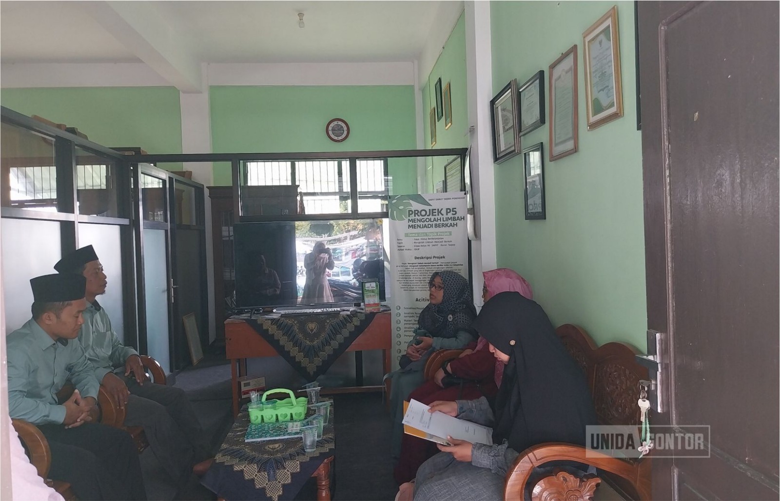 Dosen Agroteknologi UNIDA Gontor memberikan pelatihan pertanian organik kepada santri Pondok Pesantren Darut Taqwa Ponorogo.
